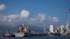 Kapal kargo Polarnet (tengah) tiba di pelabuhan Derince di Teluk Izmit, Turki, pada 8 Agustus 2022. Polarnet adalah kapal kargo pertama yang membawa biji-bijian dari Ukraina sejak invasi Rusia melanda negara tersebut. (Foto: AP/Khalil Hamra)