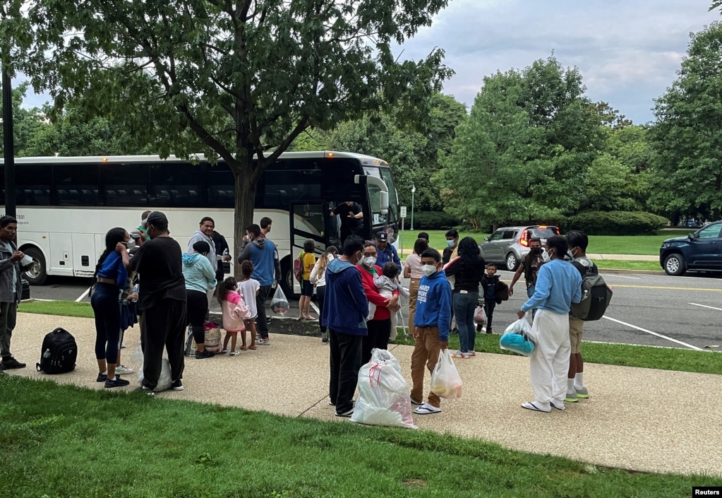 Cerca de 30 migrantes llegaron a Washington DC, en un autobús proveniente de Texas. La alcaldesa de la capital estadounidense ha solicitado ayuda para hacerle frente a lo que considera una &quot;crisis humanitaria&quot;.