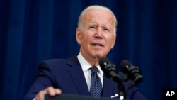 El presidente Joe Biden ofrece declaraciones a los periodistas después de reunirse con el príncipe heredero de Arabia Saudita, Mohammed bin Salman, en el hotel Waldorf Astoria Jeddah Qasr Al Sharq, el 15 de julio de 2022, en Jeddah, Arabia Saudita.