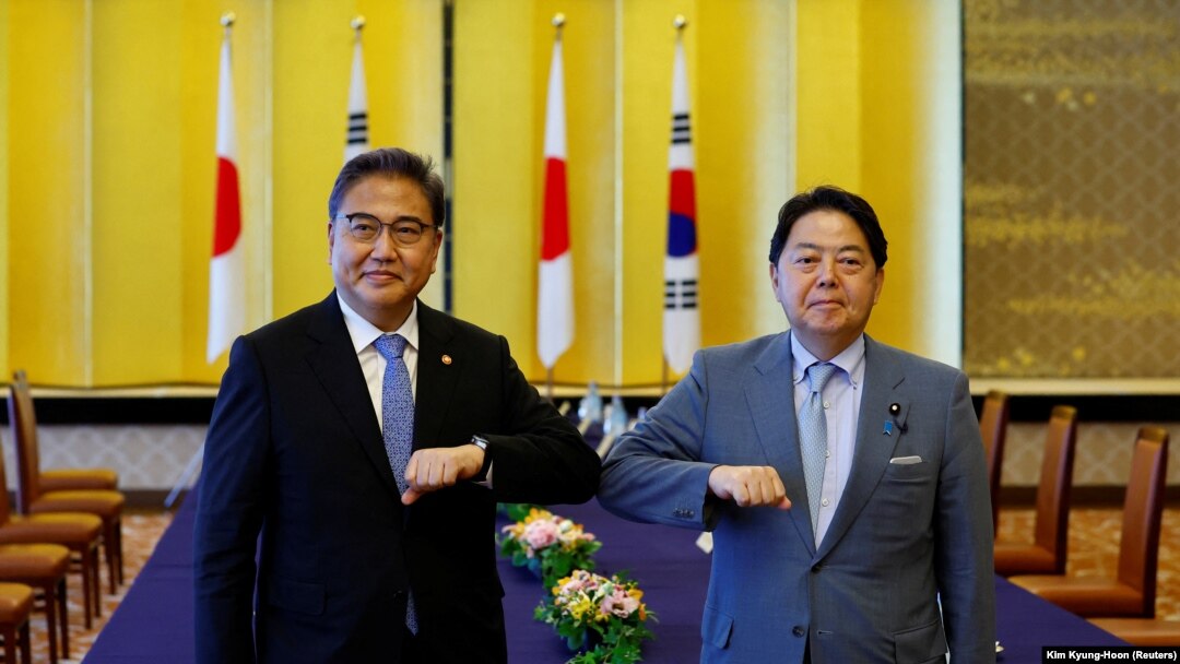 Menteri Luar Negeri Korea Selatan Park Jin dan Menlu Jepang Yoshimasa Hayashi di Tokyo, Jepang, 18 Juli 2022. (Foto: REUTERS/Kim Kyung-Hoon)