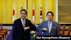 Menteri Luar Negeri Korea Selatan Park Jin dan Menlu Jepang Yoshimasa Hayashi di Tokyo, Jepang, 18 Juli 2022. (Foto: REUTERS/Kim Kyung-Hoon)