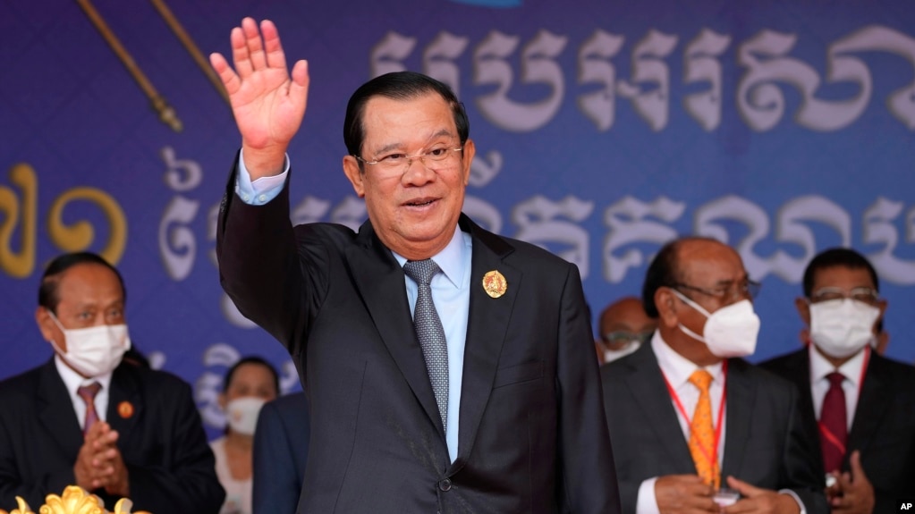 រូបឯកសារ៖ នាយករដ្ឋមន្ត្រីកម្ពុជាលោក ហ៊ុន សែន ចូលរួមក្នុងពិធីគម្រប់ខួបទី ៧១ នៃគណបក្សប្រជាជនកម្ពុជា នៅទីស្នាក់ការកណ្តាលបក្ស ក្នុងរាជធានីភ្នំពេញ កាលពីថ្ងៃទី ២៨ ខែមិថុនា ឆ្នាំ ២០២២។ 