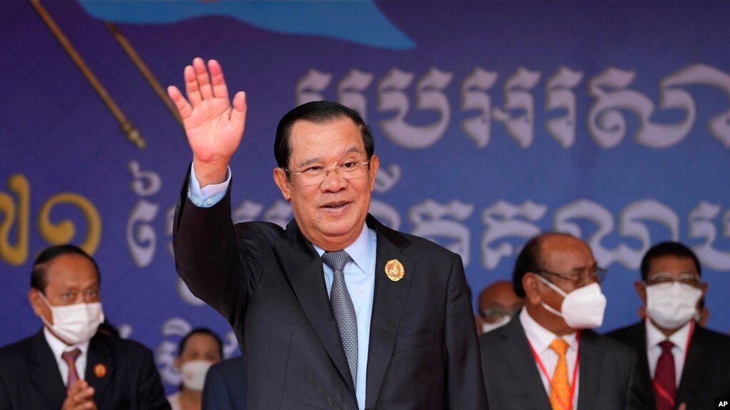 រូបឯកសារ៖ នាយករដ្ឋមន្ត្រីកម្ពុជាលោក ហ៊ុន សែន ចូលរួមក្នុងពិធីគម្រប់ខួបទី ៧១ នៃគណបក្សប្រជាជនកម្ពុជា នៅទីស្នាក់ការកណ្តាលបក្ស ក្នុងរាជធានីភ្នំពេញ កាលពីថ្ងៃទី ២៨ ខែមិថុនា ឆ្នាំ ២០២២។ 