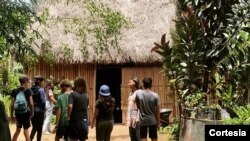 El periodista Ramón Potosme en el Vivero “Nambume” recibe a un grupo de estudiantes. Cortesía.