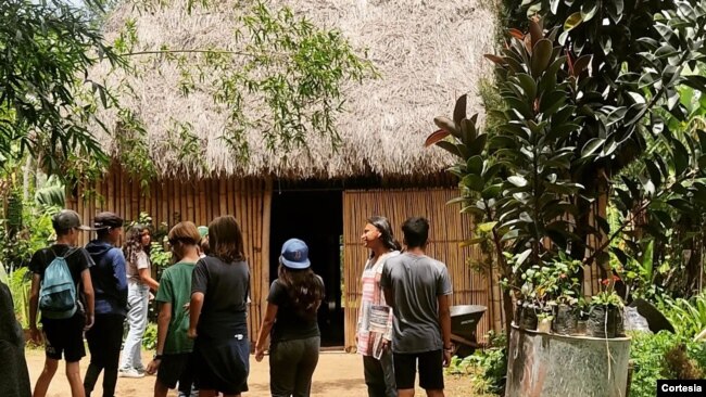 El periodista Ramón Potosme en el Vivero “Nambume” recibe a un grupo de estudiantes. Cortesía.