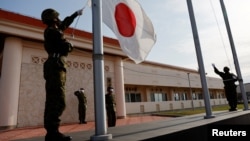 Pasukan bela diri Jepang (JGSDF) melakukan upacara bendera di Okinawa, Jepang (foto: ilustrasi). 