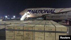 Разгрузка самолета, на котором США передали Украине помощь в сфере обеспечения безопасности в Бориспольском аэропорту Киева