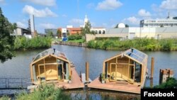 Wikkelboat, rumah-rumah perahu berbahan karton di pelabuhan Rotterdam, Belanda. (Facebook/Wikkelboat)