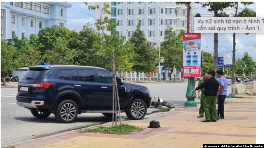 Công an đang khám nghiệm hiện trường vụ tai nạn ở thành phố Phan Rang-Tháp Chàm (Ảnh chụp màn hình báo Người Lao Động)
