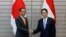 Presiden Indonesia Joko Widodo (kiri) dan Perdana Menteri Jepang Fumio Kishida bertemu di kediaman resmi perdana menteri di Tokyo, Rabu, 27 Juli 2022. (Kiyoshi Ota/Pool Photo via AP)