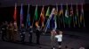 Bendera Commonwealth Games diserahkan kepada Gubernur Victoria, Australia Linda Dessau sebagai tuan rumah perhelatan olahraga tersebut pada 2026. (Foto: REUTERS/John Sibley)
