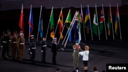 Bendera Commonwealth Games diserahkan kepada Gubernur Victoria, Australia Linda Dessau sebagai tuan rumah perhelatan olahraga tersebut pada 2026. (Foto: REUTERS/John Sibley)