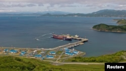 Pemandangan udara menunjukkan sebuah kapal tanker BBM di terminal minyak mentah Kozmino di pantai Teluk Nakhodka dekat kota pelabuhan Nakhodka, Rusia 13 Juni 2022. (Foto: Reuters)