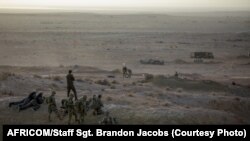 Les Marines américains et les forces armées tunisiennes revoient leur plan de bataille lors de l'exercice d'entraînement African Lion 22 dans la zone d'entraînement de Ben Ghilouf, en Tunisie, le 24 juin 2022. (PHOTO D'ILLUSTRATION)