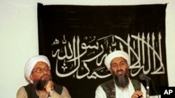 En esta foto de archivo de 1998, Ayman al-Zawahri, a la izquierda, escucha durante una conferencia de prensa con Osama bin Laden en Khost, Afganistán. (Foto AP/Mazhar Ali Khan)