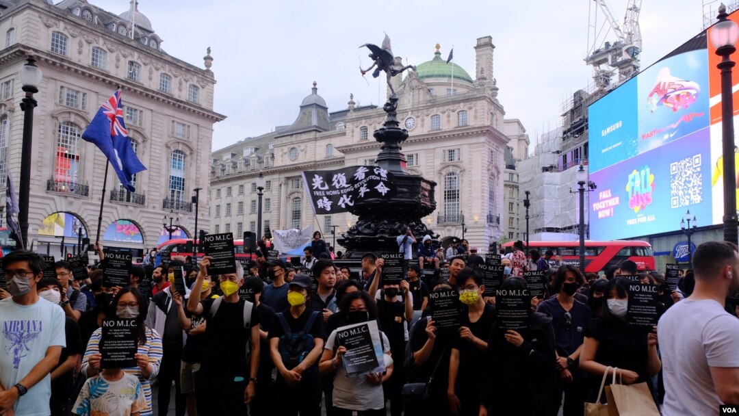 數百名香港人在英國倫敦市中心皮加地利圍（Piccadilly Circus）舉辦集會, 紀念元朗“721事件”三週年（美國之音/鄭樂捷）