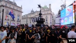 數百名香港人在英國倫敦市中心皮加地利圍（Piccadilly Circus）舉辦集會, 紀念元朗“721事件”三週年（美國之音/鄭樂捷）