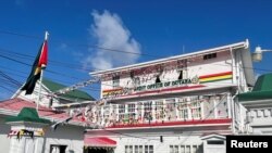 Los colores de la bandera de Guyana decoran edificios coloniales en Georgetown, Guyana, 18 de febrero de 2022. El auge petrolero trajo un sentimiento de orgullo nacional a las calles de la antigua colonia británica. REUTERS/Sabrina Valle