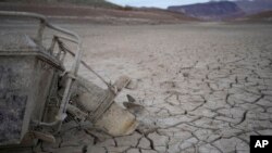 Restos de un bote hundido en el lago Mead. (AP Photo/John Locher)