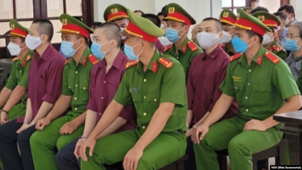 Các bị cáo bị công an kèm tại phiên tòa xét xử vụ Tịnh thất Bồng Lai ở TAND huyện Đức Hòa, Long An, hôm 20/7. 