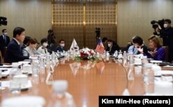 Ketua DPR AS Nancy Pelosi bertemu dengan Ketua Majelis Nasional Korea Selatan Kim Jin-pyo di Seoul, Korea Selatan, 4 Agustus 2022. (Foto: Kim Min-Hee via REUTERS)