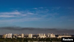 Asap tampak mengepul di atas langit Kota Kyiv, Ukraina, setelah pasukan Rusia kembali menyerang wilayah sekitar kota tersebut pada 28 Juli 2022. (Foto: Reuters/Vladyslav Sodel)