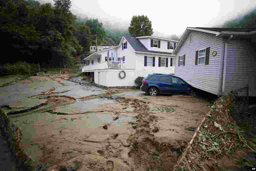 Sebuah rumah yang terseret banjir dari fondasinya akibat banjir bandang, tampak di atas sebuah mobil di kota Whitewood, Virginia, AS. (Foto: AP)&nbsp;