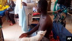 ARCHIVES - Un jeune homme, qui a survécu à une attaque de djihadistes, est soigné à l'hôpital Somine Dolo de Mopti, au Mali, le 24 juin 2022.