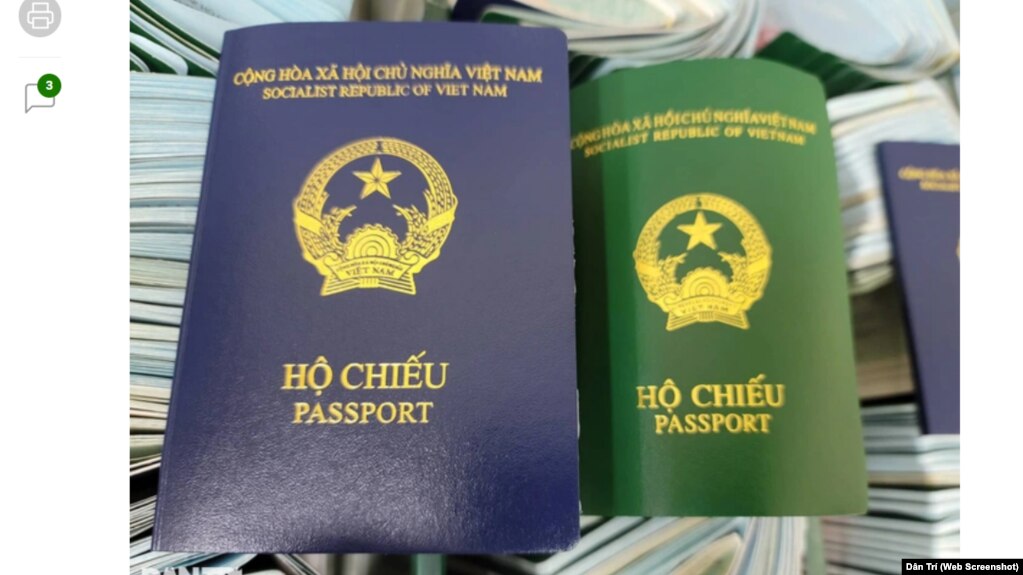 Việt Nam hiện lưu hành hai mẫu hộ chiếu, mới (xanh tím than, trái) và cũ (xanh lá cây) cùng lúc.