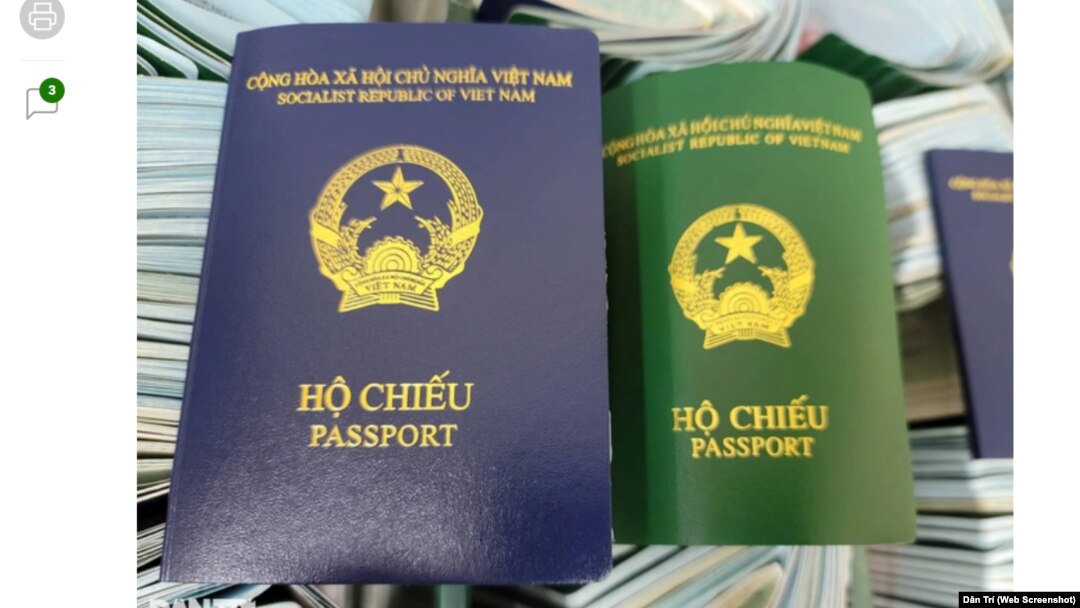 Việt Nam hiện lưu hành hai mẫu hộ chiếu, mới (xanh tím than, trái) và cũ (xanh lá cây) cùng lúc.