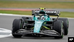 Pembalap Aston Martin Sebastian Vettel dari Jerman mengemudikan mobilnya saat latihan di sirkuit Silverstone, Inggris, Jumat, 1 Juli 2022. (AP / Frank Augstein)