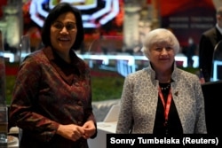 Menteri Keuangan Amerika Serikat Janet Yellen dan Menteri Keuangan Indonesia Mulyani Indrawati berfoto bersama di ruang pertemuan saat Pertemuan Menteri Keuangan G20 di Nusa Dua, Bali, 15 Juli 2022. (Foto: Sonny Tumbelaka via REUTERS)