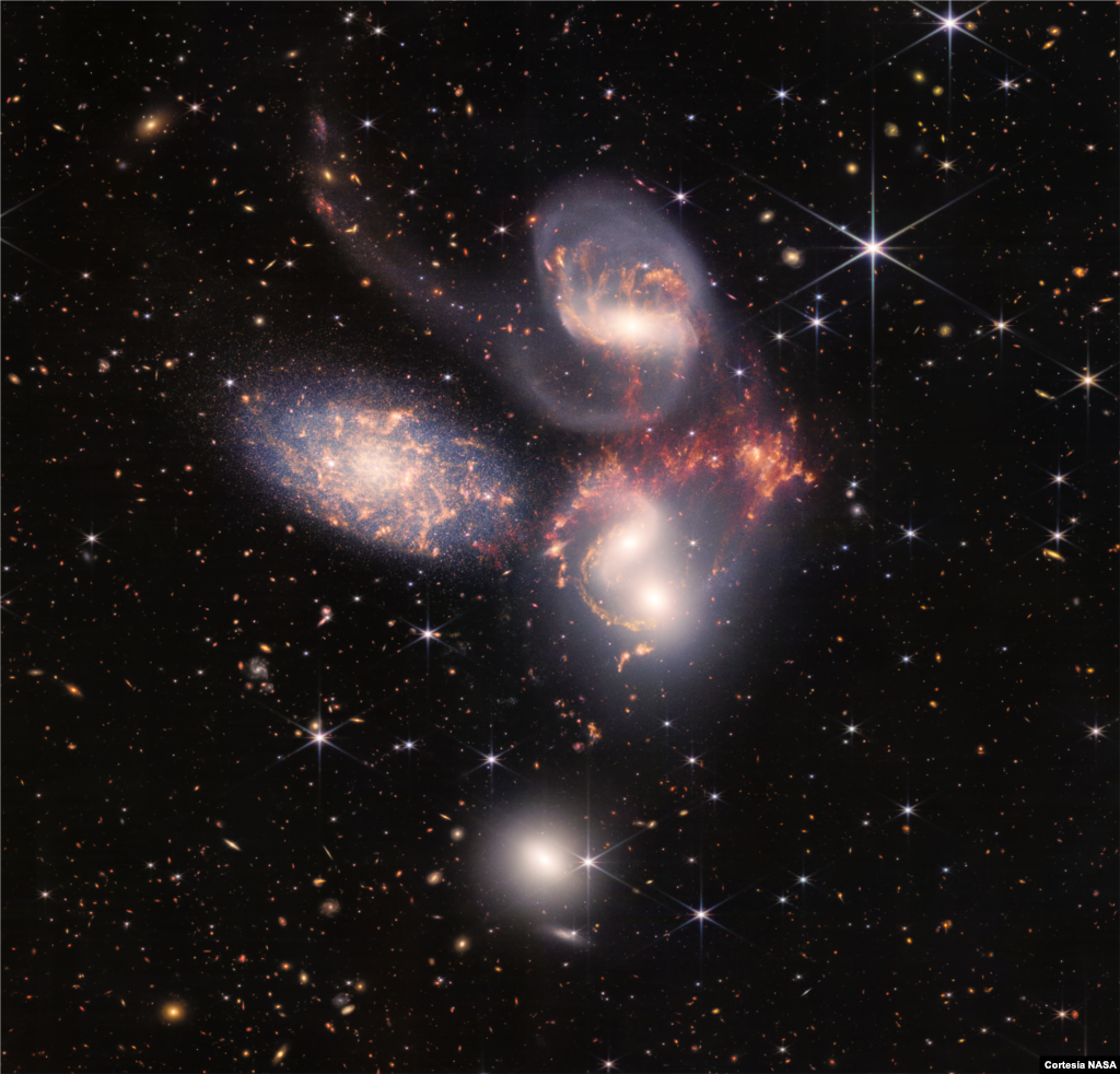El Quinteto de Stephan es una agrupación visual de cinco galaxias que el telescopio presenta bajo una nueva luz. Este enorme mosaico contiene 150 millones de píxeles y está construido de casi 1.000 imágenes separadas.&nbsp;