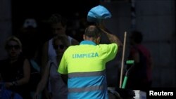 Un barrendero trabaja en Madrid durante una de las olas de calor.