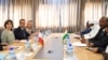 La ministre française des Affaires étrangères Catherine Colonna (à gauche) et le ministre français des Armées Sébastien Lecornu (2ème à gauche) participent à une réunion avec leurs homologues nigériens à Niamey, le 15 juillet 2022. 