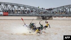 Une équipe de pirogue célèbre après avoir remporté une course à Saint-Louis, au Sénégal, le 23 juillet 2022.