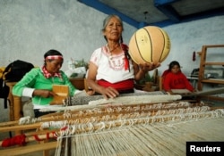 Andrea Garcia Lopez, 71 an, ke abone TikTok yo bay ti non jwet "Meme Jordan" kenbe yon basketbol nan boutik atizana li nan vil San Esteban Atatlahuca, Oaxaca, Meksik, 3 Out, 2022.