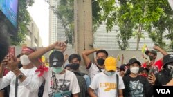 သေဒဏ်စီရင်မှုသတင်း စစ်ကောင်စီက ထုတ်ပြန်လိုက်အပြီး ထိုင်းနိုင်ငံ ဘန်ကောက်မြို့ မြန်မာသံရုံးရှေ့ ထိုင်းရောက်မြန်မာတွေ ဆန္ဒပြ