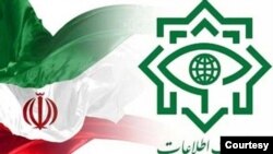 نشان وزارت اطلاعات جمهوری اسلامی ایران در کنار پرچم جمهوری اسلامی
