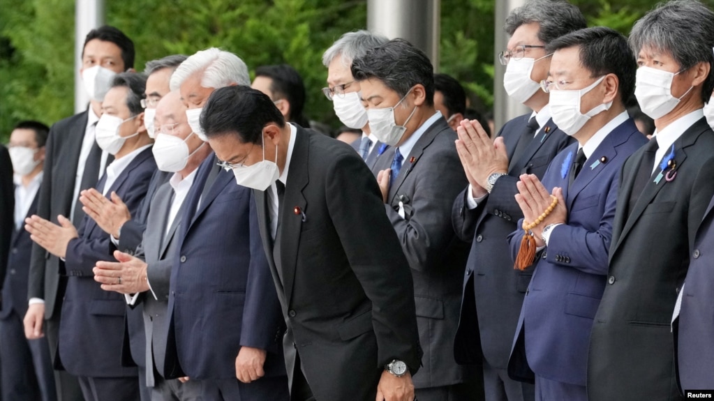 日本首相岸田文雄（前中）率内阁成员等人向安倍灵车告别（2022年7月12日）(photo:VOA)