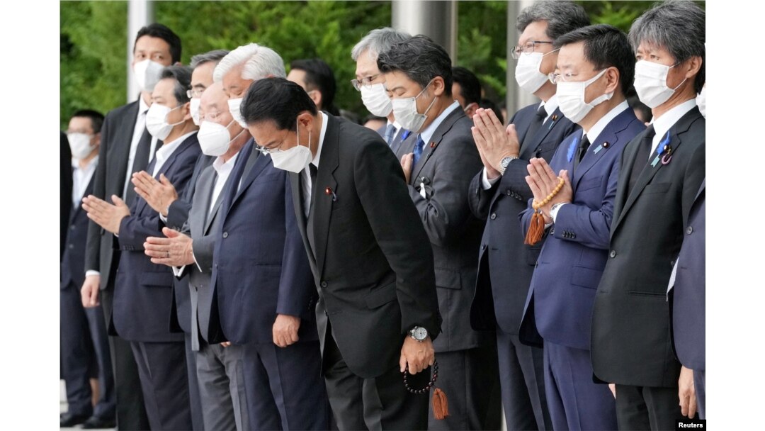 Perdana Menteri Jepang Fumio Kishida, pejabat dan karyawan berdoa di depan mobil jenazah mendiang mantan Perdana Menteri Jepang Shinzo Abe, di Tokyo, Jepang, 12 Juli 2022. (Foto: via Reuters)