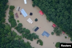 지난달 27일 미국 켄터키주 동부 지역이 홍수로 물에 잠겨 있다.