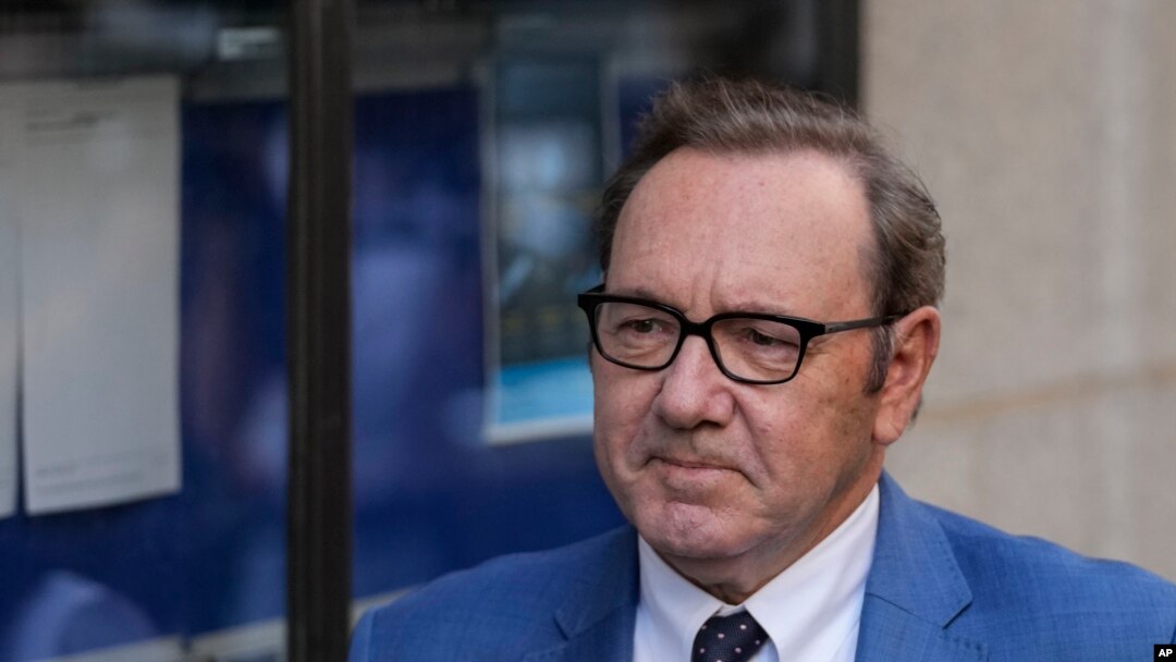 Aktor Kevin Spacey tiba di Old Bailey, London, 14 Juli 2022. (AP/Frank Augstein)