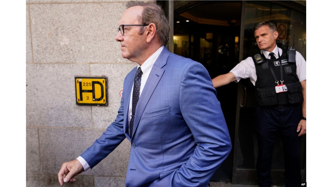 Aktor Kevin Spacey meninggalkan Old Bailey, di London, Kamis, 14 Juli 2022. Spacey dituduh melakukan empat penyerangan seksual. (AP/Alberto Pezzali)