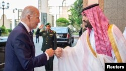 Američki predjsednik Joe Biden pozdravlja se dodirom pesnica sa saudijskim prijestolonasljednikom Mohamedom Bin Salmanom u Džedi, u Saudijskoj Arabiji, 15. jula 2022.