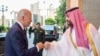 Президент Джо Байден и наследный принц Мохаммед бин Салман приветствовали друг друга, соприкоснувшись кулаками, во дворце аль-Салман в Джидде, Саудовская Аравия, 15 июля 2022 года