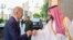 جو بایدن، رئیس جمهوری ایالات متحده آمریکا، و محمد بن سلمان ولیعهد پادشاهی عربستان سعودی. جده، جمعه ۱۵ ژوئیه ٢٠٢٢