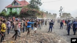 Para demonstran bentrok dengan polisi selama aksi protes terhadap pasukan penjaga perdamaian PBB (MONUSCO) di Republik Demokratik Kongo, di kota Sake, sekitar 24 kilometer sebelah barat Goma, Rabu 27 Juli 2022.