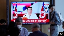 Masyarakat menonton TV yang menampilkan pemimpin Korea Utara Kim Jong Un, di Stasiun Kereta Api Seoul di Seoul, Korea Selatan, 28 Juli 2022. (Foto: AP)