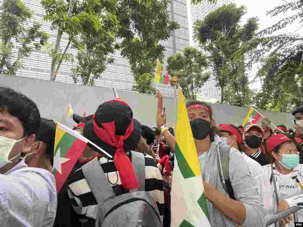 သေဒဏ်စီရင်မှုသတင်း စစ်ကောင်စီက ထုတ်ပြန်လိုက်အပြီး ထိုင်းနိုင်ငံ ဘန်ကောက်မြို့ မြန်မာသံရုံးရှေ့ ထိုင်းရောက်မြန်မာတွေ ဆန္ဒပြ